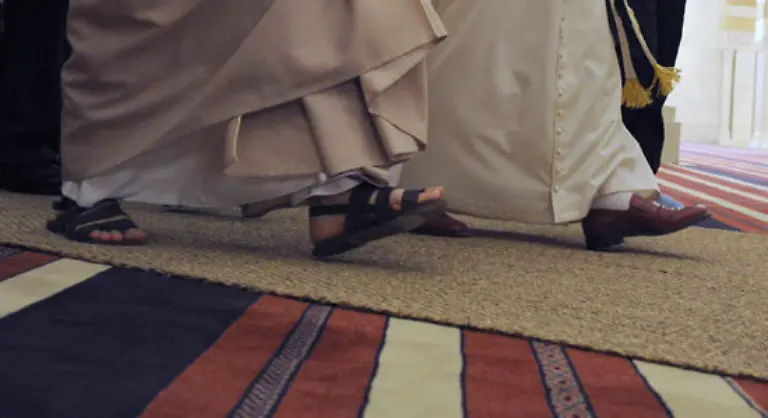 Anders-als-in-Istanbul-behielt-er-seine-Schuhe-an-Dies-sei-jedoch-kein-Zeichen-fuer-den-mangelnden-Respekt-des-katholischen-Kirchenoberhaupts-vor-dem-Islam-sagte-ein-Vatikan-Sprecher