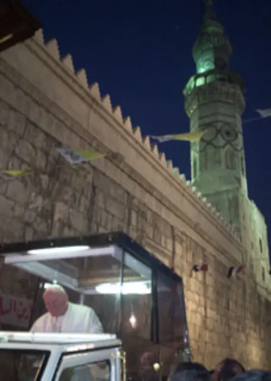 Benedikts-Vorgaenger-Papst-Johannes-Paul-II-hatte-2001-in-Damaskus-beim-ersten-Moschee-Besuch-eines-katholischen-Kirchenoberhaupts-ueberhaupt-seine-Schuhe-ausgezogen
