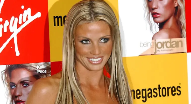 Katie-Price-bezeichnet-sich-als-am-Boden-zerstoert-und-enttaeuscht-weil-ihr-Mann-Peter-Andre-die-Scheidung-will