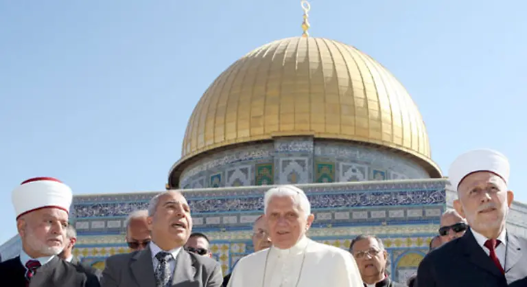 Benedikt-XVI-hat-Geschichte-geschrieben-Als-erstes-katholisches-Kirchenoberhaupt-betrat-der-82-Jaehrige-den-von-Muslimen-als-Heiligtum-verehrten-Felsendom-in-der-Altstadt-von-Jerusalem