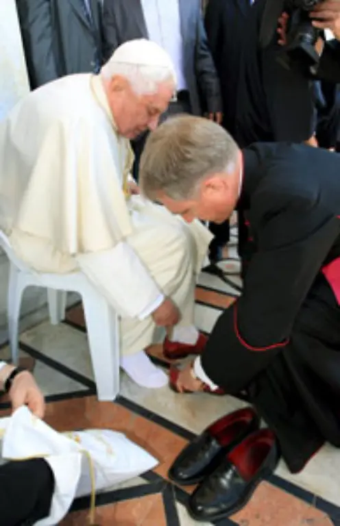 Der-Pontifex-zog-wie-bei-muslimischen-Glaeubigen-ueblich-vorher-seine-Schuhe-aus