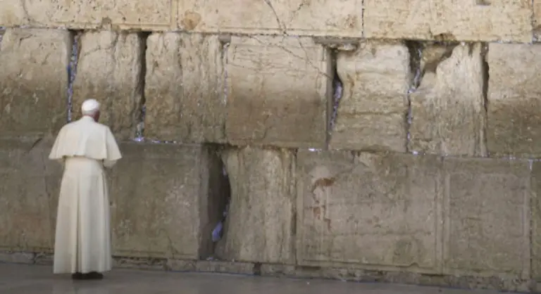 Der-Tradition-gemaess-steckte-er-einen-Zettel-mit-Wuenschen-in-die-Wand-und-verharrte-lange-in-stillem-Gebet