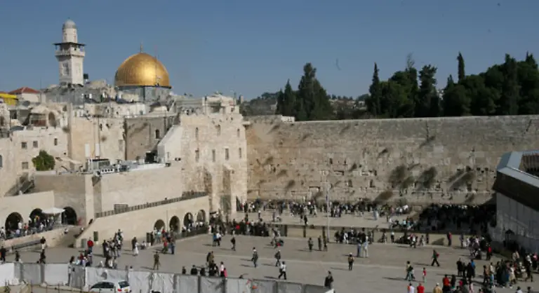 Jerusalem-ist-fuer-Muslime-nach-den-saudi-arabischen-Staedten-Mekka-und-Medina-der-drittheiligste-Ort-Der-Felsendom-steht-auf-dem-Tempelberg-der-von-Muslimen-Haram-al-Scharif-edles-Heiligtum-genannt-wird
