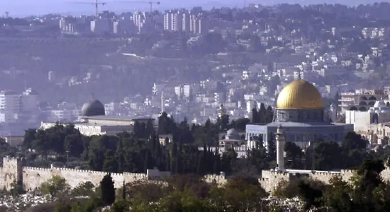 Zweites-Heiligtum-ist-dort-die-Al-Aksa-Moschee-deren-bleigraue-Kuppel-im-Kontrast-zum-gold-leuchtenden-Felsendom-steht