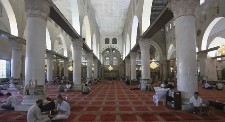 Die-Moschee-ist-die-groesste-in-Jerusalem-und-bietet-im-Innenraum-5000-Glaeubigen-Platz-Die-aeltesten-Teile-der-Al-Aksa-Moschee-stammen-aus-dem-fruehen-8-Jahrhundert