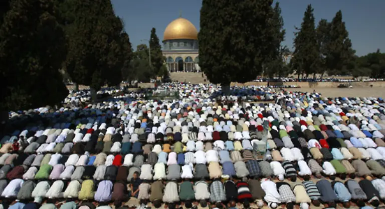 Israelische-Archaeologen-vermuten-dass-die-Moschee-auf-den-Ueberresten-des-zweiten-biblischen-Tempels-des-zentralen-Heiligtums-des-Judentums-um-die-Zeitenwende-errichtet-wurde-Juden-duerfen-auf-dem-Tempelberg-nicht-beten-und-israelische-Archaeologen-duerfen-nicht-graben