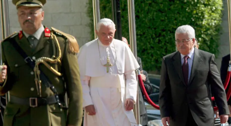 Papst-Benedikt-XVI-wurde-in-Betlehem-von-Palaestinenserpraesident-Mahmud-Abbas-begruesst
