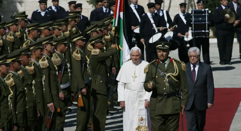 Bei-seiner-Ankunft-wurde-Benedikt-mit-militaerischen-Ehren-empfangen-Es-ist-sein-erster-Besuch-in-den-Palaestinensergebieten-als-Oberhaupt-der-katholischen-Kirche