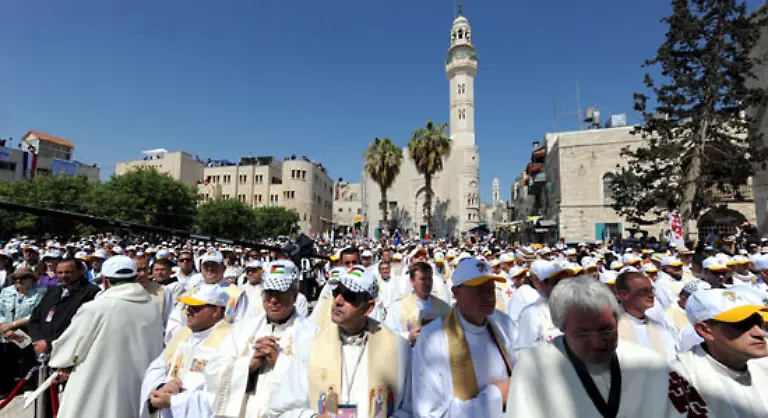 Insgesamt-kamen-tausende-glaeubige-Christen-nach-Betlehem-um-die-Messe-des-Papstes-zu-hoeren
