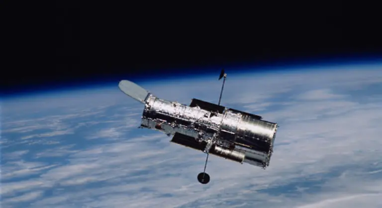 Spektakulaeres-Rendezvous-im-All-In-rund-530-Kilometer-Entfernung-von-der-Erde-hat-die-Besatzung-des-Shuttle-Atlantis-am-Mittwoch-planmaessig-das-Weltraumteleskop-Hubble-eingefangen