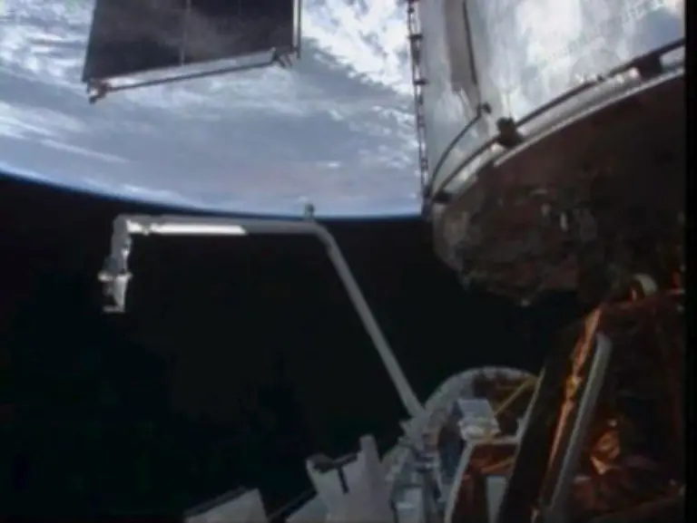 Knapp-eine-Stunde-spaeter-wurde-Hubble-in-die-Ladebucht-von-Atlantis-gehievt