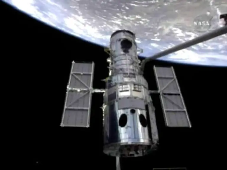 Ziel-der-elftaegigen-Mission-bei-der-fuenf-Ausseneinsaetze-der-Astronauten-vorgesehen-sind-Hubble-fuer-mindestens-fuenf-weitere-Jahre-funktionsfaehig-zu-halten