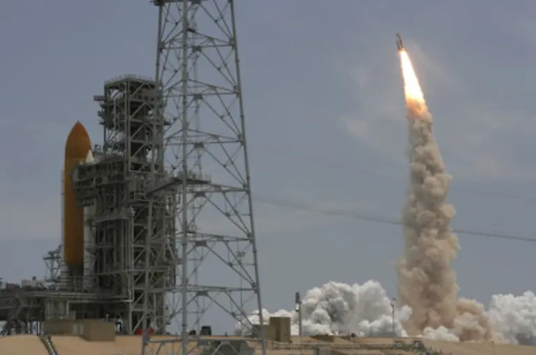 Fuer-die-Raumfaehre-besteht-erhoehte-Gefahr-davon-getroffen-zu-werden-Fuer-den-Notfall-steht-in-Cape-Canaveral-eine-zweite-Raumfaehre-auf-der-Startrampe-links-die-jederzeit-zu-einem-Rettungseinsatz-starten-kann