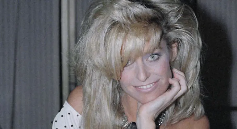 Farrah-Fawcett-die-unter-anderem-wegen-ihrer-blonden-Haarpracht-beruehmt-wurde-und-Werbung-fuer-Haarpflegemittel-machte