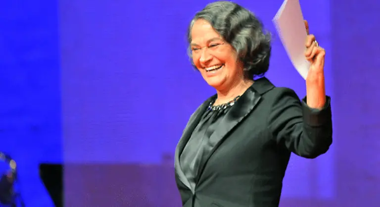 Als-eigenwillige-Charakterdarstellerin-stand-Bleibtreu-fuer-zahlreiche-TV-und-Kinofilme-vor-der-Kamera-unter-anderem-mit-ihrem-Sohn-gemeinsam-in-dem-Erfolgsstreifen-Lola-rennt