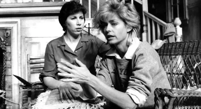 Dass-sie-auch-eine-ernsthafte-Schauspielerin-sein-kann-zeigte-sie-in-dem-Vergewaltigungsdrama-Extremities-in-dem-sie-den-Spiess-umdrehte-und-vom-Opfer-zur-Taeterin-wird