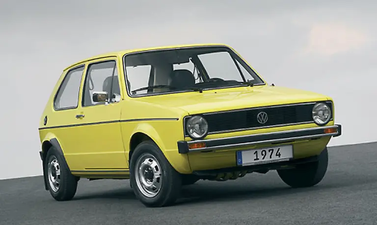 1974-betrat-der-erste-VW-Golf-die-Buehne-Der-Kaefer-bis-dato-der-Bestseller-aus-Wolfsburg-steckte-in-einer-technischen-Sackgasse-Die-Karosserieform-und-der-Heckmotor-liessen-kaum-noch-technische-Weiterentwicklung-zu-VW-drohte-den-Anschluss-zu-verlieren