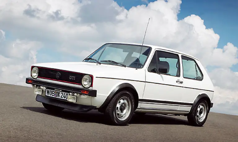 Der-Golf-rettete-trotz-aller-Kritik-den-VW-Konzern-Bereits-die-erste-Variante-verkaufte-sich-glaenzend-1976-legte-VW-den-ersten-GTI-auf-Die-Bezeichnung-kommt-von-Grand-Tourisme-Injection-Seither-ist-der-GTI-ein-Standard-im-Golf-Programm