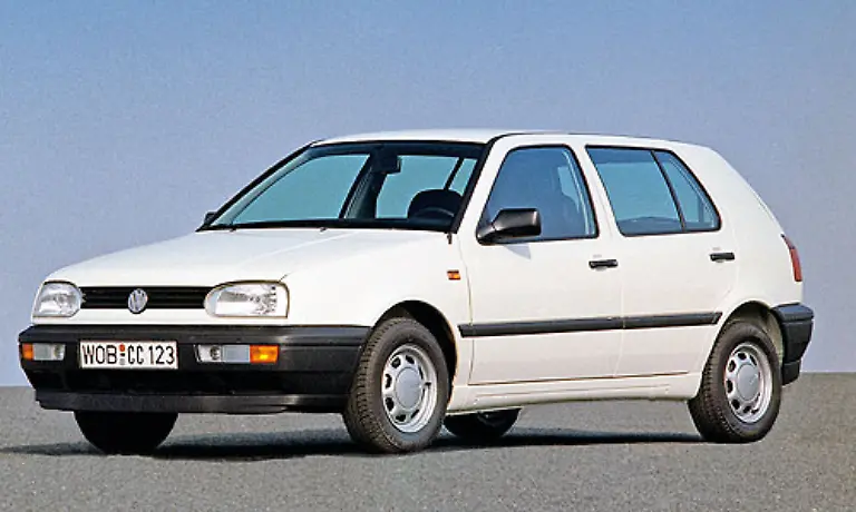 Richtig-rund-wurde-es-mit-dem-Golf-III-von-1992-Die-Motorhaube-wurde-flacher-der-Stossfaenger-breiter-und-die-Karosserieform-windschnittiger
