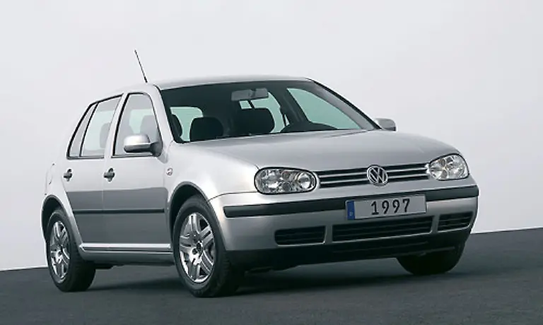 Der-Golf-in-seiner-IV-Auflage-kam-1997-auf-den-Markt-Es-war-ein-behutsames-Facelift-in-einer-Zeit-in-der-sich-der-VW-Konzern-nicht-ueber-zuviel-Selbstbewusstsein-beschweren-konnte