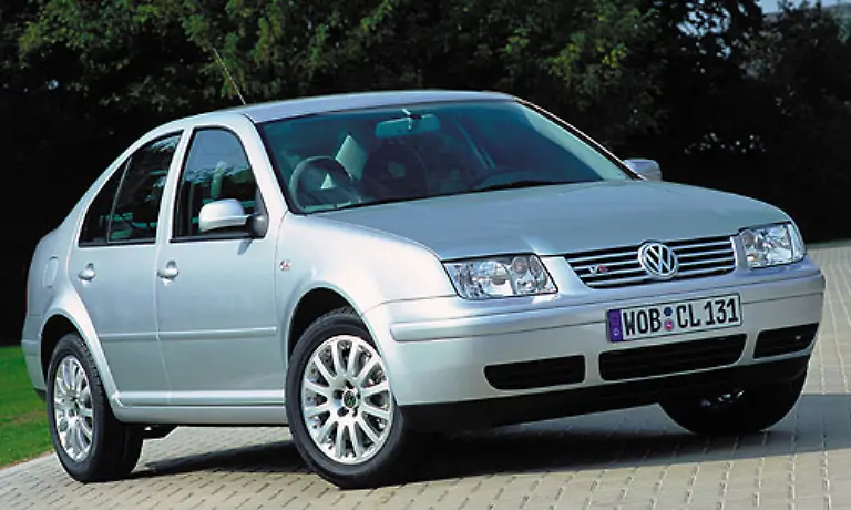 Dem-gluecklosen-Vento-folgte-1998-der-Bora-als-Stufenheckvariante-und-als-Kombi-Obwohl-man-bei-VW-auf-die-Kritik-reagierte-und-den-Bora-etwas-eleganter-und-schnittiger-machte-blieb-auch-ihm-der-Erfolg-in-Europa-versagt