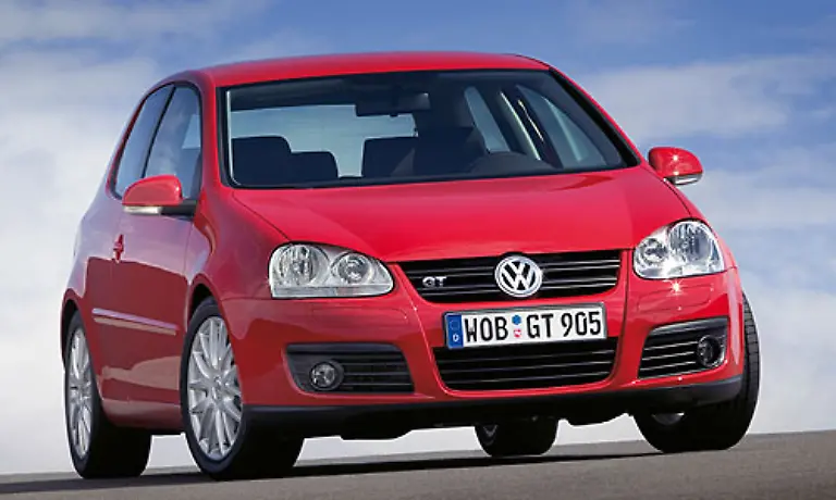 Mit-dem-Golf-V-kam-2005-ein-etwas-mutigeres-Modell-Die-Frontschuerze-wurde-dynamischer-durch-die-weit-heruntergezogene-Motorhaube-Im-Bild-der-GT