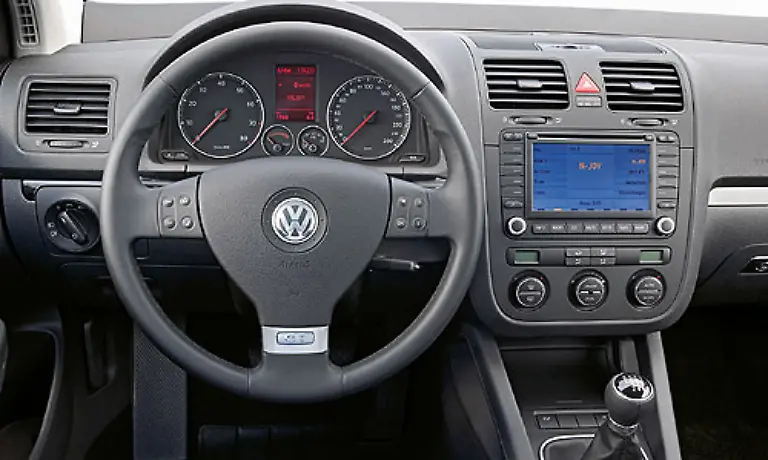 Aufgeruestet-wurde-auch-im-Innenraum-Der-Standardeinschub-fuer-das-Radio-musste-einem-Platz-fuer-Multimediageraete-mit-grossem-Display-weichen-Bedienelemente-fuer-die-Klimaanlage-wurden-modifiziert-und-das-Lenkrad-bekam-auf-Wunsch-ebenfalls-neue-Funktionalitaeten