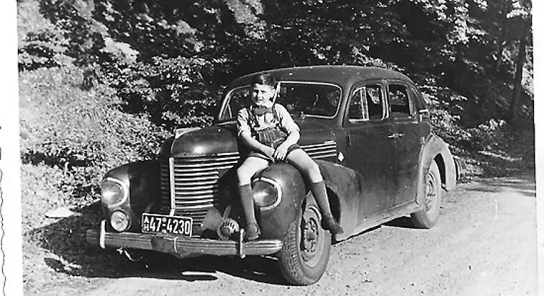 Auf-diesem-Opel-Kapitaen-aus-dem-Jahr-1950-hat-Herr-K-heimlich-Autofahren-gelernt-Ein-Metzgergeselle-aus-dem-Familienbetrieb-gab-ihm-im-zarten-Alter-von-zwoef-Jahren-die-ersten-Fahrstunden