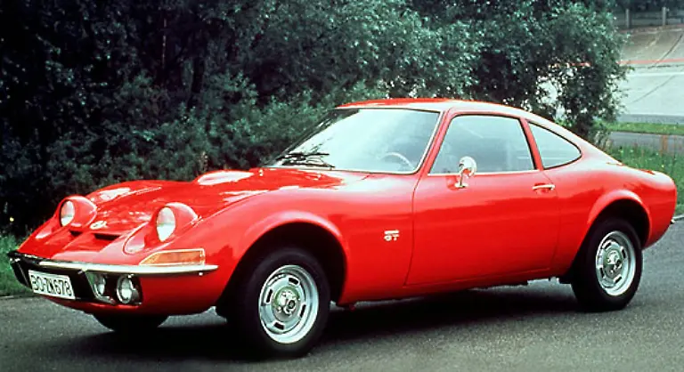 Frisch-verheiratet-und-voller-Energie-goennte-sich-Hans-Juergen-W-mit-23-Jahren-einen-Opel-GT-Mein-Gott-war-ich-stolz-als-ich-dann-endlich-in-Bodennaehe-ueber-den-Asphalt-rutschen-durfte-Das-war-ein-tolles-Auto