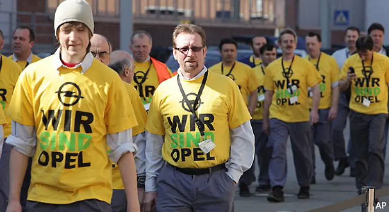 Fuer-die-Mitarbeiter-und-Kunden-des-Autobauers-ist-das-eine-Berg-und-Talfahrt-der-Gefuehle-Und-das-schon-seit-mehreren-Monaten-Schwer-auszuhalten-und-belastend-fuer-viele-Familien-und-ganze-Regionen-in-Deutschland