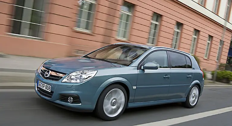 Herr-B-schickte-uns-folgende-Anekdote-Ein-Freund-von-ihm-arbeitet-im-Management-von-Opel-und-faehrt-eine-groessere-Limousine-Sein-Sohn-fragte-Papa-sind-wir-eigentlich-arm-Papa-Nein-wieso-Sohn-Weil-wir-einen-Opel-fahren