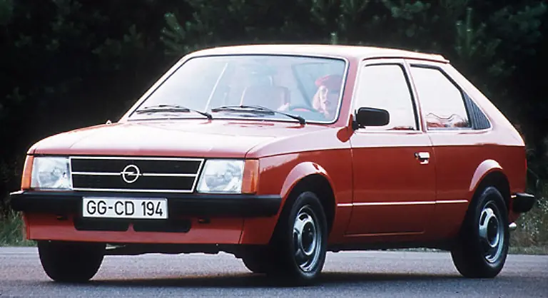 Das-erste-Auto-von-Herrn-G-war-ein-orangefarbener-D-Kadett-mit-1-2-Litern-und-54-PS-Mit-zarten-18-Jahren-erwarb-er-ihn-fuer-5400-D-Mark-vom-ersten-selbstverdienten-Geld-Er-wurde-natuerlich-gehegt-und-gepflegt