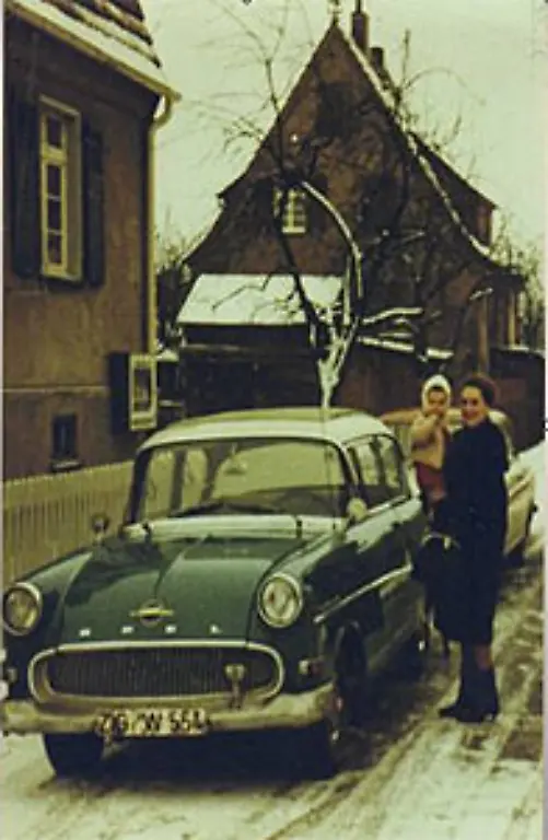 Spaeter-wurde-fuer-die-Familie-einer-der-ersten-Opel-Rekord-gekauft