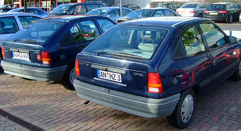 Dorthin-nahm-er-den-Kadett-mit-und-faehrt-ihn-bis-heute-nahezu-problemlos-Auf-dem-Firmenparkplatz-begegnete-ihm-sogar-eines-Tages-ein-fast-baugleicher-Opel-mit-deutschem-Kennzeichen