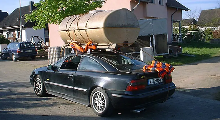 Dieser-DTM-Renn-Calibra-faehrt-heute-noch-2003-zeigte-er-sich-seinem-Besitzer-Herrn-Markus-B-ausgesprochen-nuetzlich-als-er-dringend-einen-1600-Liter-Tank-benoetigte-wie-das-Bild-zeigt