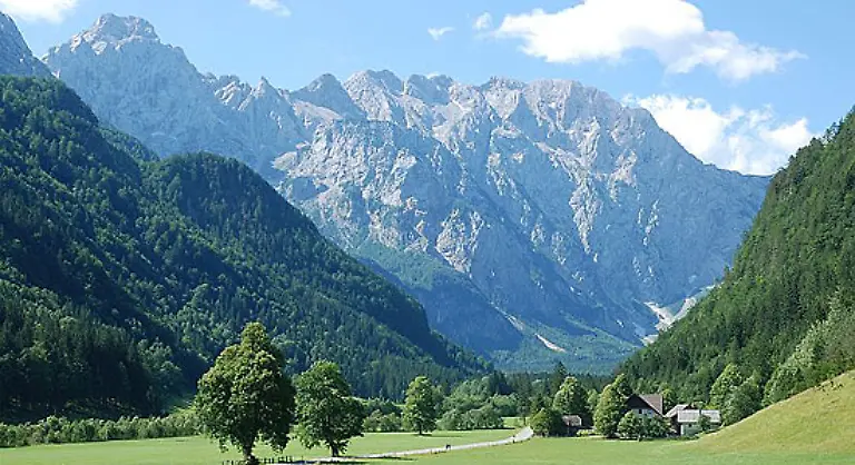 Urlaub-ist-die-schoenste-Zeit-Frau-Gabriele-P-schwoert-seit-Jahren-auf-den-Opel-Combo-Sie-faehrt-bereits-ihren-fuenften-Die-Bilder-entstanden-bei-einem-Urlaub-im-Savinjatal-in-Kaernten