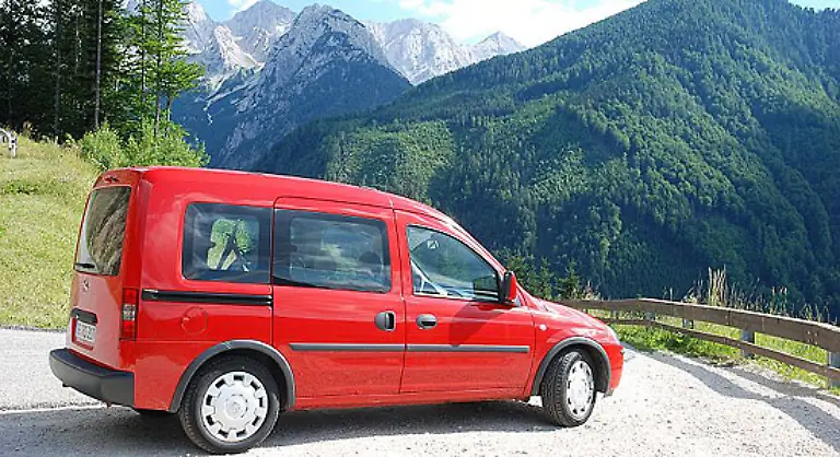 Die-Flexibilitaet-ist-des-Combos-grosser-Pluspunkt-Im-Nu-sind-drei-Fahrraeder-und-zwei-Mitfahrer-eingepackt-Ein-Radfahrer-der-sich-mit-den-Bergen-uebernommen-hatte-wurde-ebenso-kurzerhand-eingepackt-und-gluecklich-samt-Rad-zurueck-zu-seinem-Auto-kutschiert