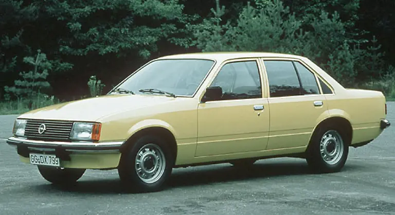 In-einem-weissen-Rekord-E-musste-ein-Leser-im-zarten-Alter-von-vier-Jahren-ins-Krankenhaus-gebracht-werden-Sein-Vater-hatte-eine-sehr-laute-Sirene-unter-der-Haube-die-er-auf-der-Fahrt-aktivierte-und-so-ueber-jeden-rote-Ampel-rauschte-Eine-unvergessliche-Fahrt