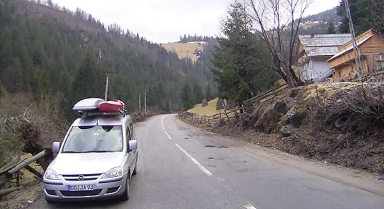 Der-kleine-Mischlingshund-Miki-wurde-in-Rumaenien-kurz-nach-der-Geburt-in-eine-Plastiktuete-gesteckt-und-auf-den-Muell-geworfen-Flavia-war-mit-ihren-Eltern-in-einem-Opel-Combo-Tour-auf-Urlaubsreise-und-fand-den-aufgeweckten-Kleinen