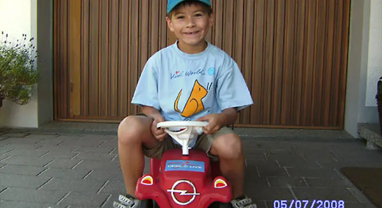 Schon-die-Kleinsten-teilen-die-Begeisterung-fuer-Opel-Gregors-Lieblingsauto-ist-der-Opel-Zafira-Nicht-Porsche-oder-Ferrari-Das-grosse-Glasdach-und-die-dritte-Sitzreihe-haben-es-ihm-angetan-Auf-seinem-Booby-Car-prangt-bereits-der-Blitz