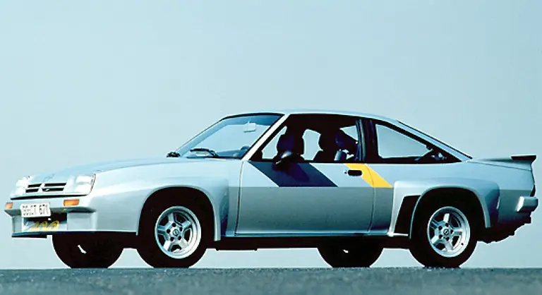 Der-Manta-war-schon-immer-ein-sportliches-Auto-Die-Frau-von-Torsten-K-stand-in-Kiel-an-einer-roten-Ampel-als-ein-VW-Golf-auf-der-Spur-neben-ihnen-und-ein-Mercedes-direkt-neben-dem-Manta-hielt-Eine-Szene-wie-aus-Manta-Manta-dem-Film