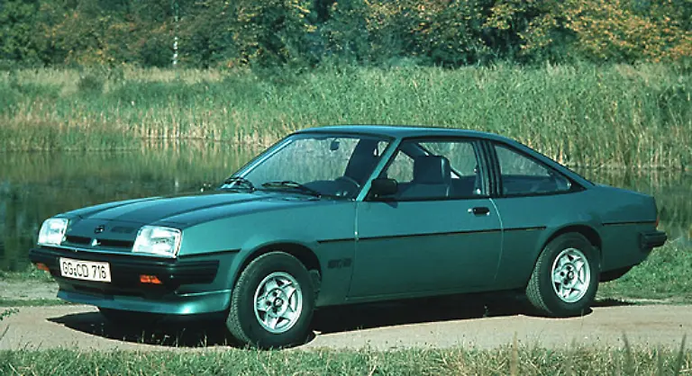 Der-Mercedes-Fahrer-spielte-mit-dem-Gaspedal-die-Manta-Fahrerin-ebenfalls-Die-Ampel-wurde-gruen-der-Manta-fuhr-zuegig-los-und-der-Mercedes-ebenfalls-Dieser-kollidierte-jedoch-mit-dem-linksabbiegenden-VW-Golf-Kleine-Suenden