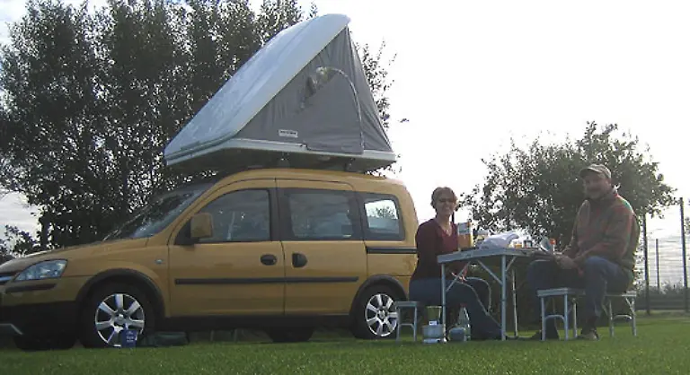 Dank-Dachaufbau-koennen-sie-halten-und-uebernachten-wo-sie-wollen-Das-Dachzelt-ist-in-fuenf-Sekunden-aufgeklappt