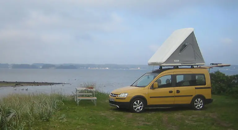 Vom-Bodensee-bis-Sylt-ist-das-Paar-schon-in-ganz-Deutschland-unterwegs-gewesen-Wo-es-gerade-passt-wird-die-Leiter-ausgepackt-und-das-Zelt-auf-dem-Dach-ausgeklappt