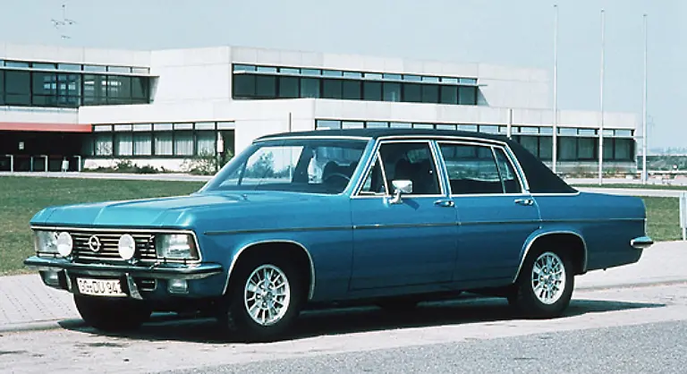 An-seinem-ersten-Arbeitstag-parkte-Juergen-F-mit-seinem-Admiral-versehentlich-neben-dem-Benz-des-Chefs-Die-Chefetage-war-in-heller-Aufregung-und-jeder-fragte-wem-das-Flaggschiff-gehoere-Der-Chef-selbst-sagte-dazu-nur-Na-man-gut-dass-es-kein-Mercedes-ist