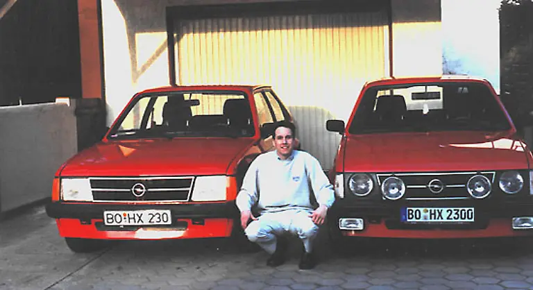 Deshalb-kaufte-er-2001-direkt-einen-weiteren-D-Kadett-In-fuenf-Jahren-werden-die-Autos-endlich-als-Oldtimer-angemeldet-Opel-ist-fuer-ihn-nicht-nur-ein-Auto-sondern-Teil-seines-Lebens