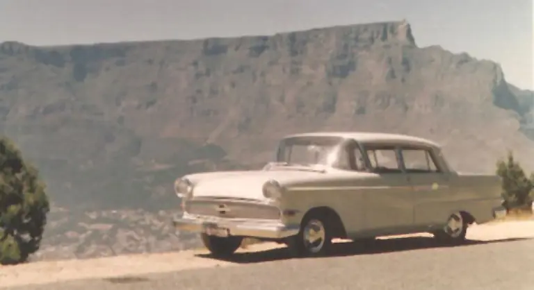 Dort-zeigt-sich-der-stolze-Kapitaen-vor-der-atemberaubenden-Kulisse-des-Tafelbergs-in-Kapstadt-Auf-der-Rueckseite-des-Bildes-vermerkte-Wolfgang-H-Mein-ganzer-Stolz