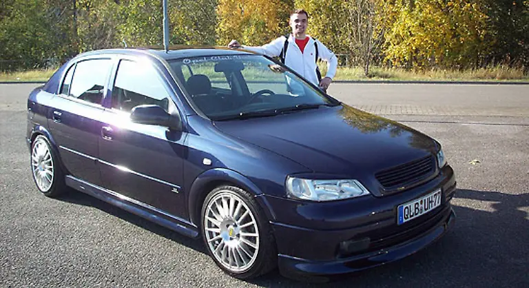 Matthias-D-stammt-aus-einer-Opel-Familie-Eltern-Bruder-und-Onkel-fahren-alle-Autos-mit-dem-Blitz-Kein-Wunder-also-dass-Matthias-sich-von-seinem-ersten-Lehrlingsgeld-einen-Astra-kaufte