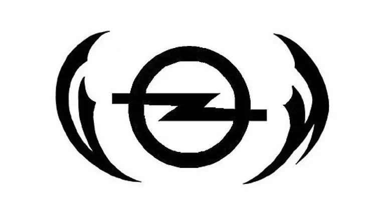 Matthias-D-fuehrt-auch-in-Gedenken-an-seinen-Kumpel-den-Opel-Club-weiter-Die-12-Mitglieder-besuchen-regelmaessig-Opel-Treffen-Im-letzten-Jahr-machte-Matthias-D-seiner-Freundin-bei-einem-solchen-Treffen-einen-Heiratsantrag