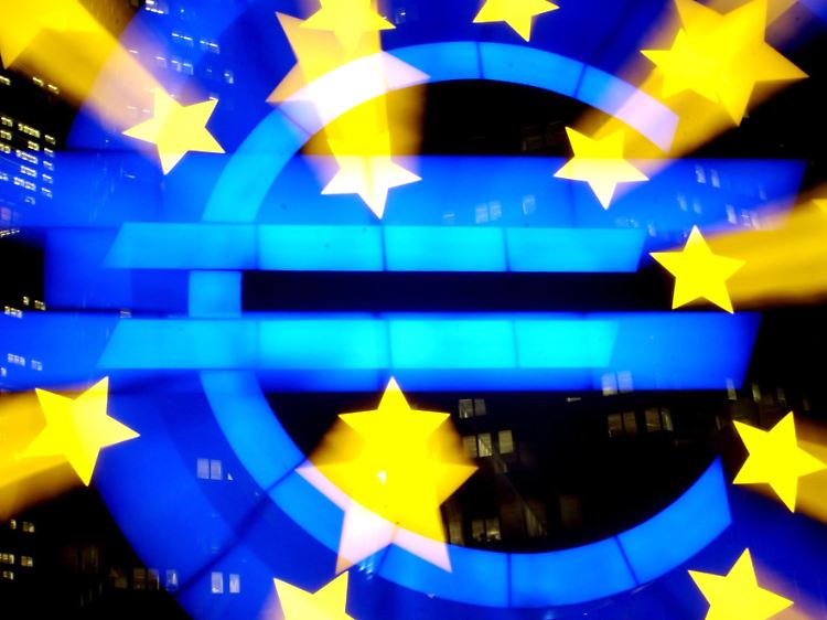 Sowohl im Verarbeitenden Gewerbe als auch bei den Dienstleistern hat sich die Stimmung in der Euro-Zone verbessert.